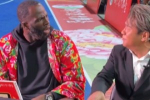 梦幻融入！追梦大花袄吹唢呐转手绢 联动宋小宝惊出表情包