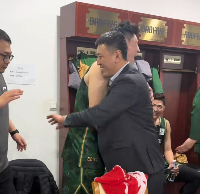 胜深圳更衣室!全员兴奋氛围极佳,汉兹领奖发懵,王世龙得金链子|南京同曦|邬挺嘉|郭昊文|比赛|团队性_新浪体育_新浪新闻