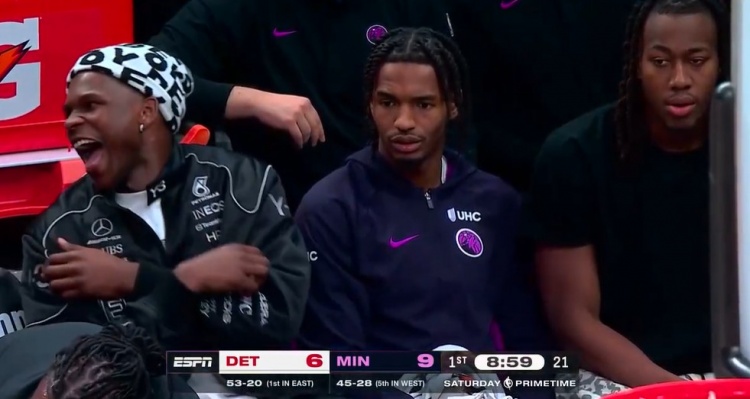 vip 注册地址-哈哈哈怪好玩！爱德华兹替补席拍腿大笑 道苏姆&amp;菲利普斯两脸无感